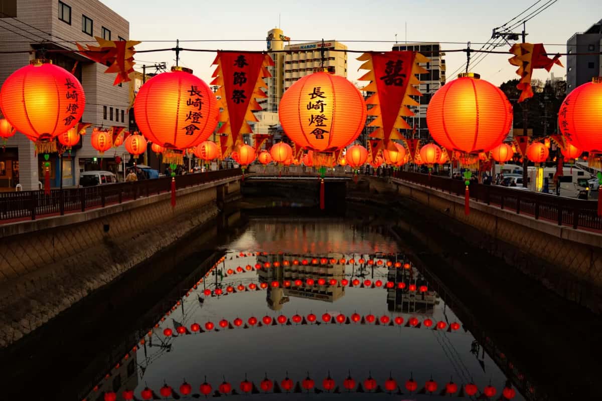Les lanternes rouges du Lantern Festival au-dessus de la rivière Nakashima, à Nagasaki