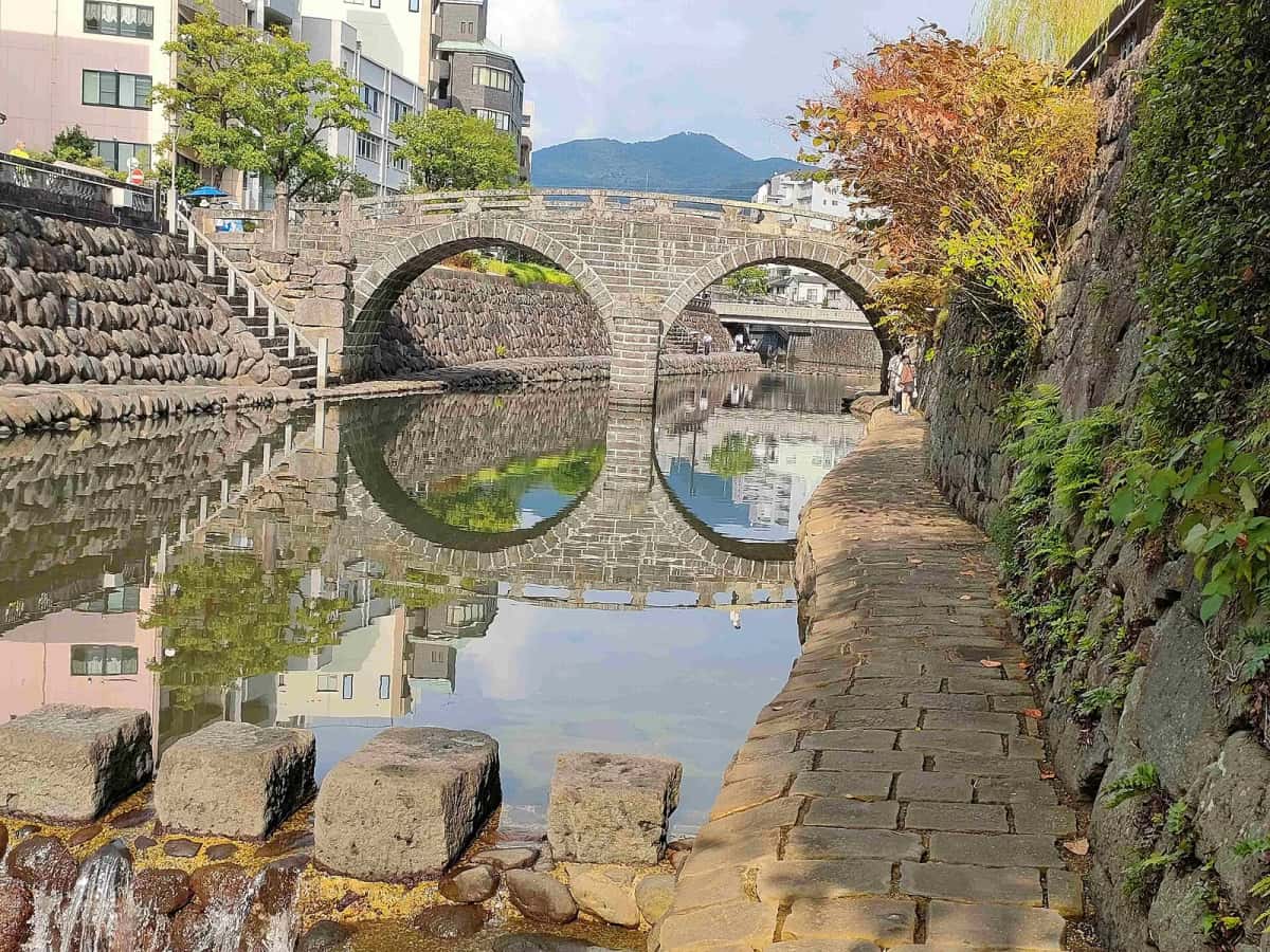 Le pont de pierre Megane-bashi et son reflet en forme de lunettes sur la rivière Nakashima, à Nagasaki