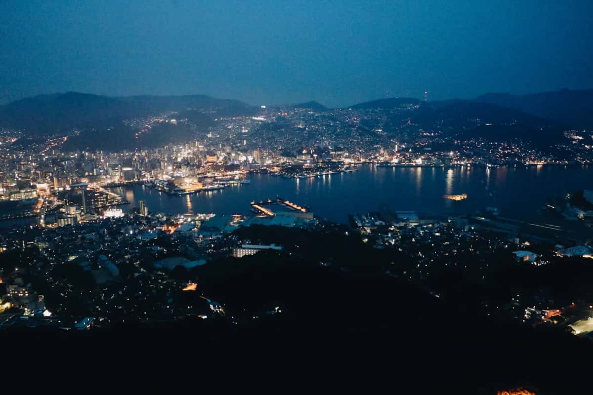 La vue nocturne sur la baie illuminée de Nagasaki depuis l'observatoire du mont Inasa