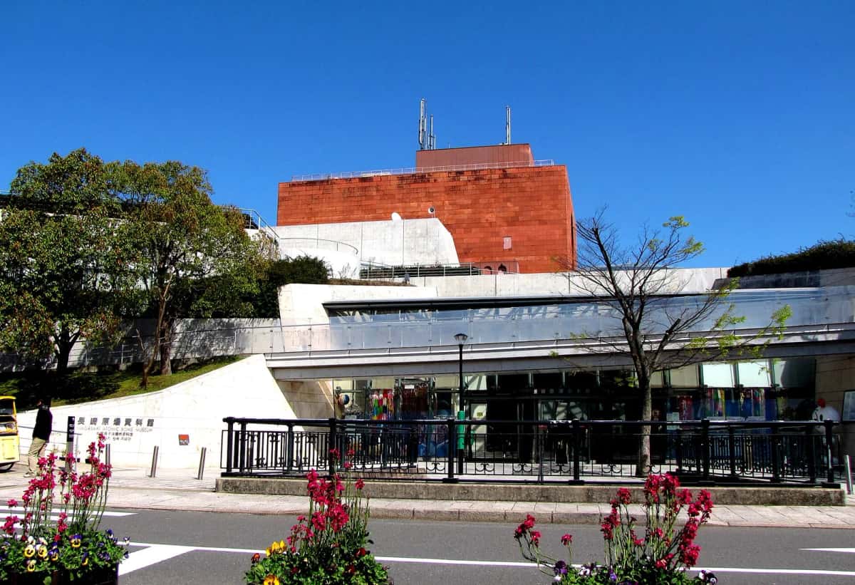 Façade et entrée du musée de la bombe atomique de Nagasaki sous un ciel bleu