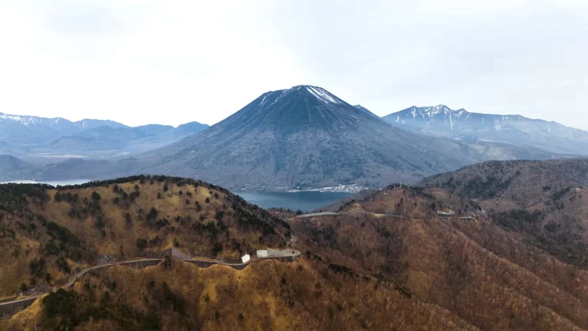 Le mont Nantai et le lac Chūzenji vus d'en haut, avec la route en lacets d'Irohazaka sur les crêtes, à Nikko