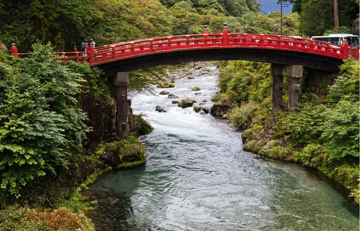 Le pont Shinkyō, pont laqué de rouge qui enjambe la rivière Daiya dans les gorges verdoyantes de Nikko