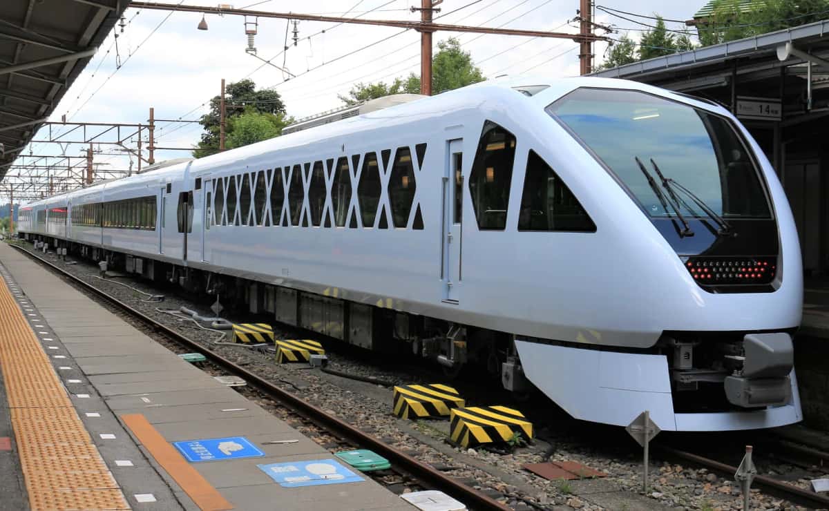 Le train blanc Spacia X de la compagnie Tōbu, avec ses fenêtres en losange, à quai en gare de Tōbu-Nikkō