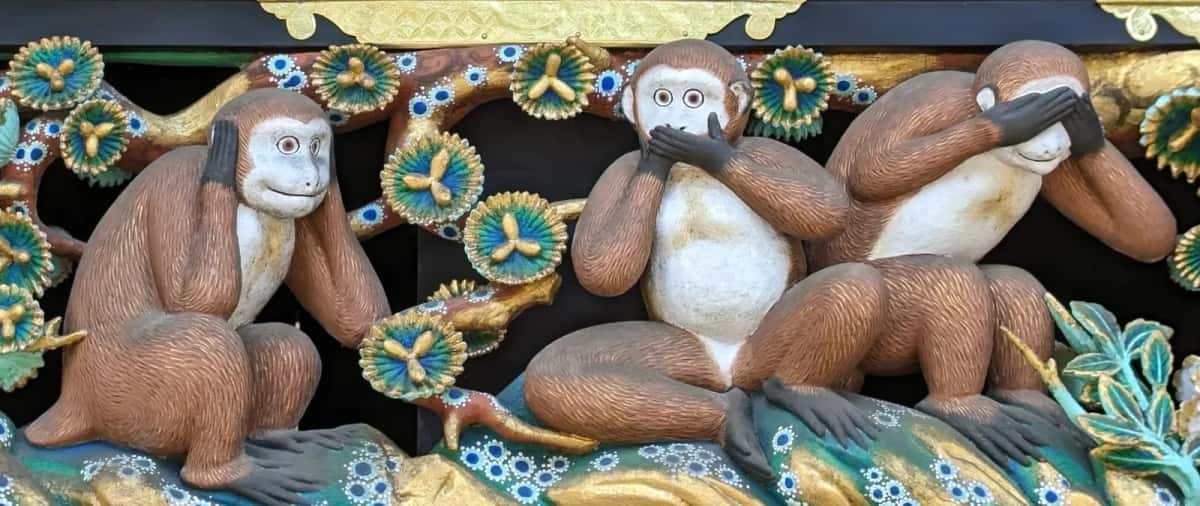 Les trois singes sculptés du Tōshō-gū de Nikko qui se couvrent les oreilles, la bouche et les yeux, restaurés en couleurs vives