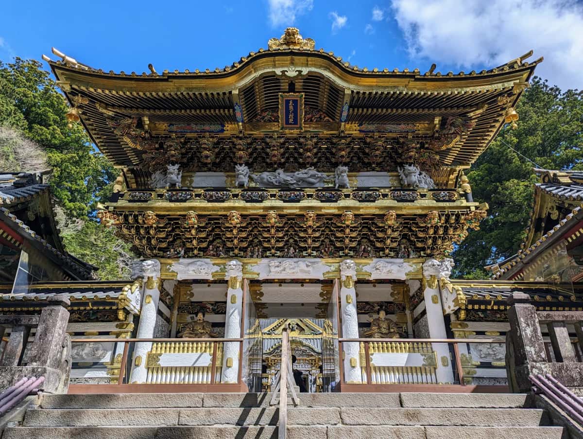 La porte Yōmeimon du Tōshō-gū de Nikko, couverte de sculptures dorées