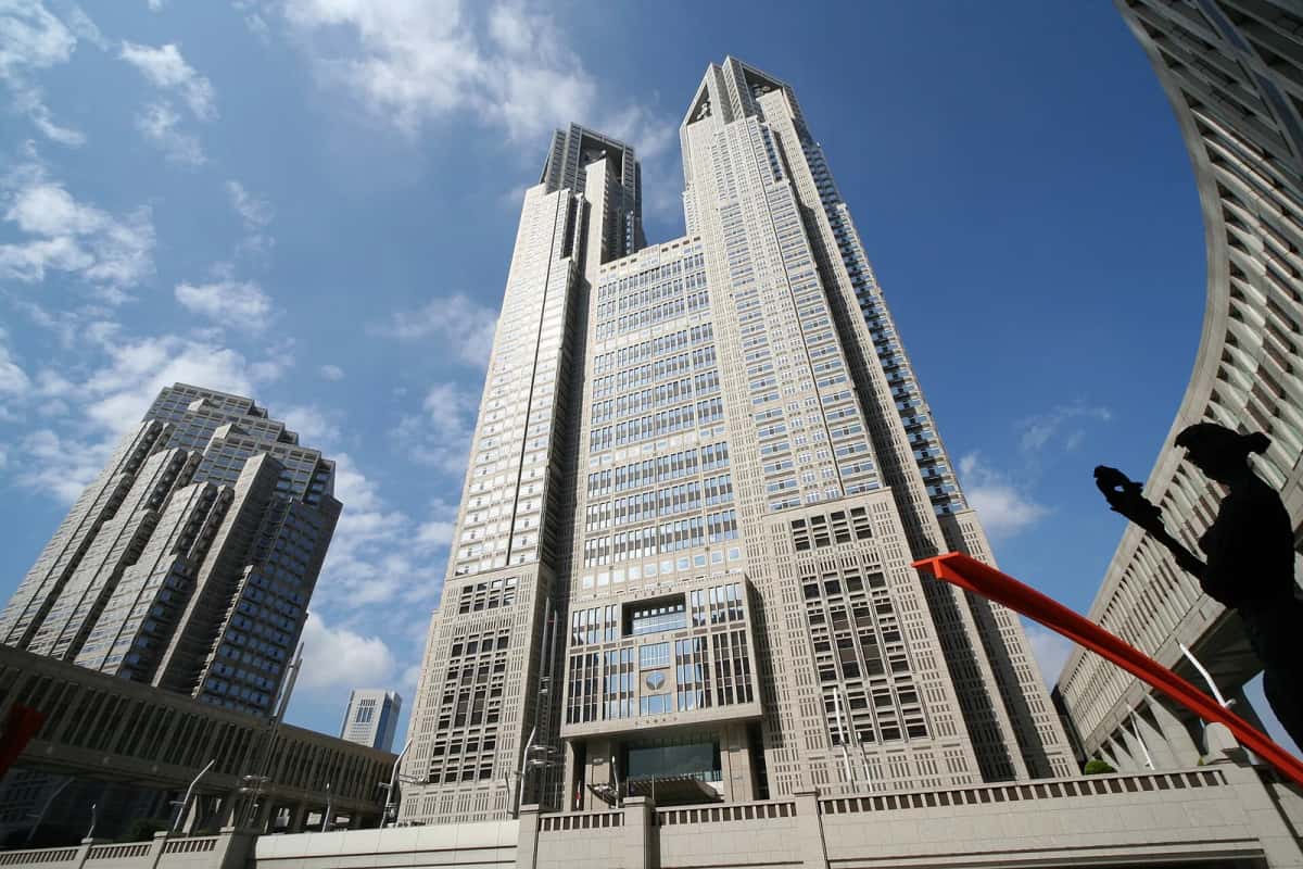 Les deux tours de la mairie métropolitaine de Tokyo à Shinjuku, vues d'en bas sous un ciel bleu