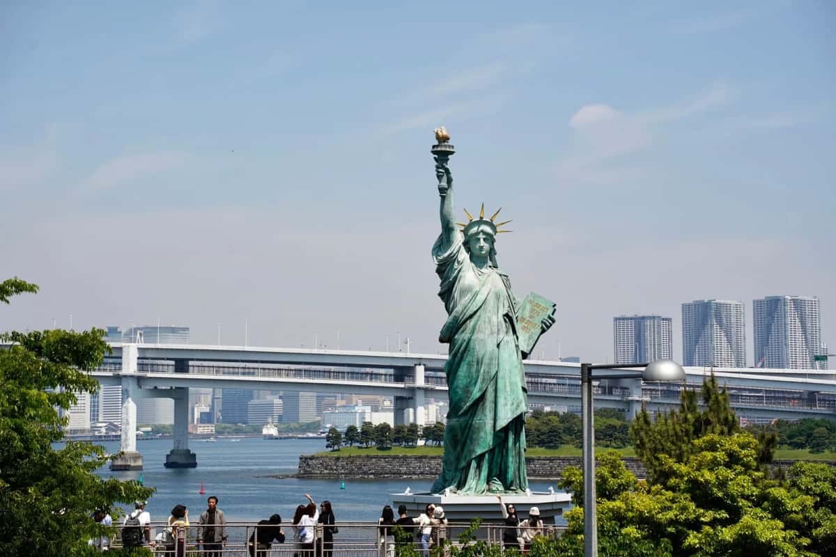 La réplique de la Statue de la Liberté d'Odaiba devant le Rainbow Bridge et la baie de Tokyo, par beau temps