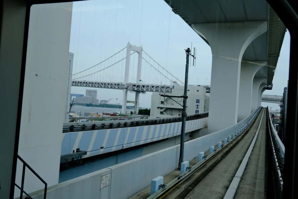 Vue depuis la vitre avant d'une rame Yurikamome sur la voie qui rejoint le Rainbow Bridge, à Tokyo