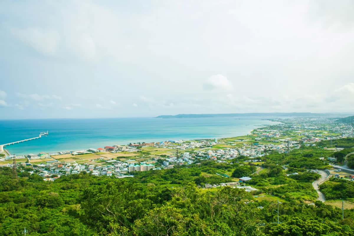 Vue sur la côte et une baie turquoise de l'île principale d'Okinawa (Honto)