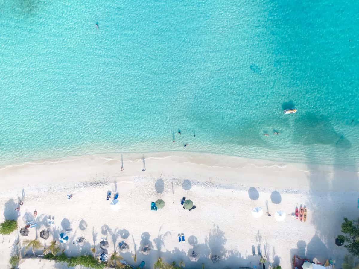 Plage de sable blanc et lagon turquoise à Okinawa, Japon