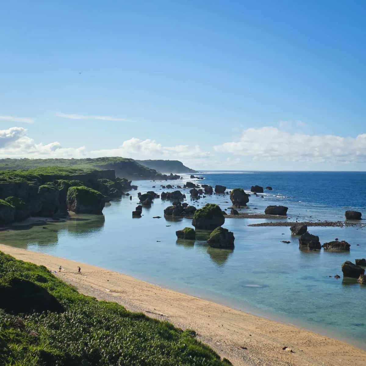 Plage de sable blanc et vasques d'eau turquoise sur la côte de Miyakojima, Okinawa