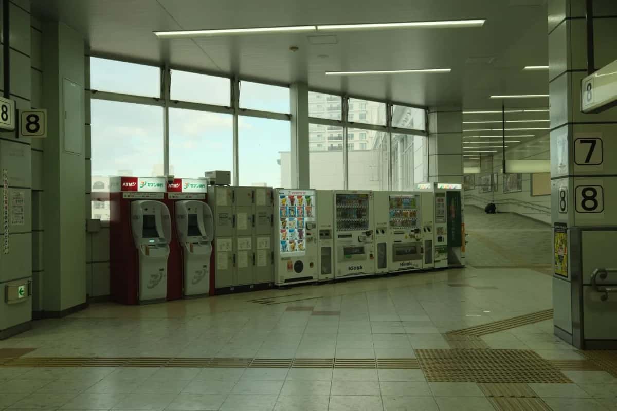 Distributeurs Seven Bank dans le hall d'une gare japonaise