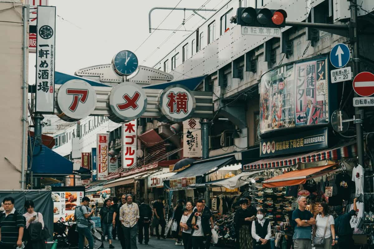 Marché Ameyoko de Tokyo avec étals de nourriture japonaise