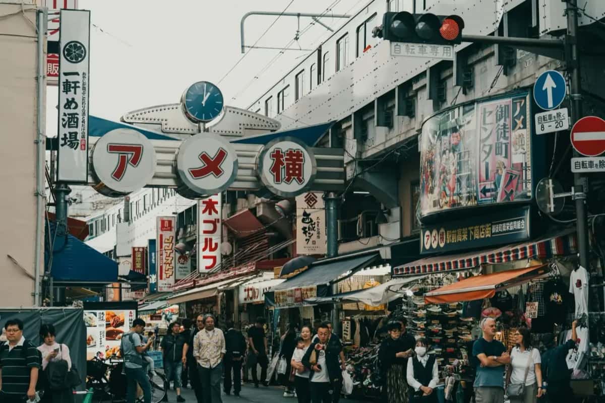 Marché Ameyoko de Tokyo avec étals de nourriture japonaise