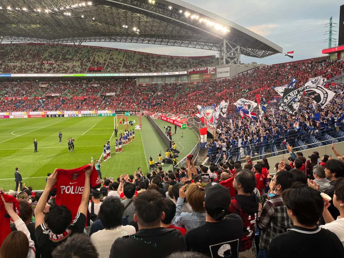 Supporters regardant un match de foot sur écran géant
