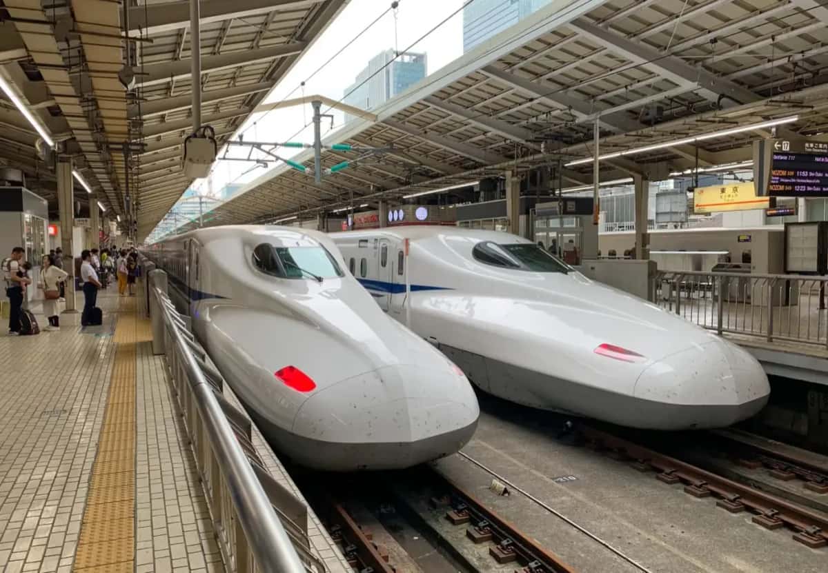 Shinkansen bullet train sur le quai de la gare de Tokyo, Japon
