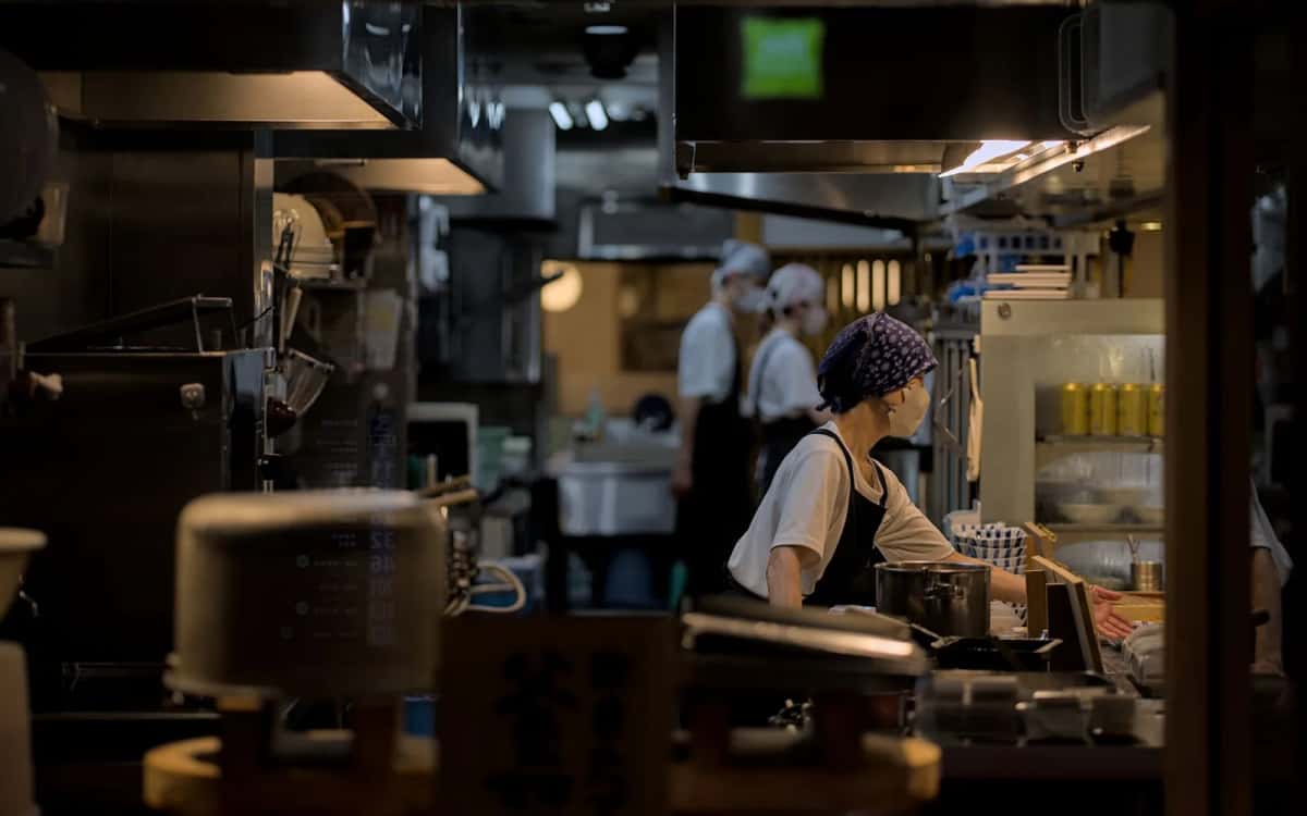 Personnel en cuisine dans un restaurant de Kyoto, secteur qui recrute des PVTistes