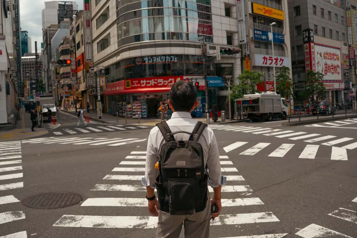 Voyageur au sac à dos à un carrefour de Shinjuku