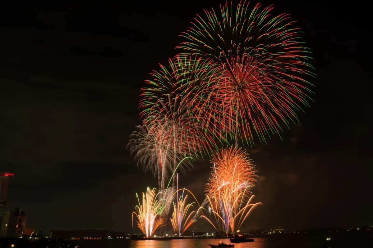 Feux d'artifice hanabi au-dessus de la baie lors d'un festival d'été au Japon