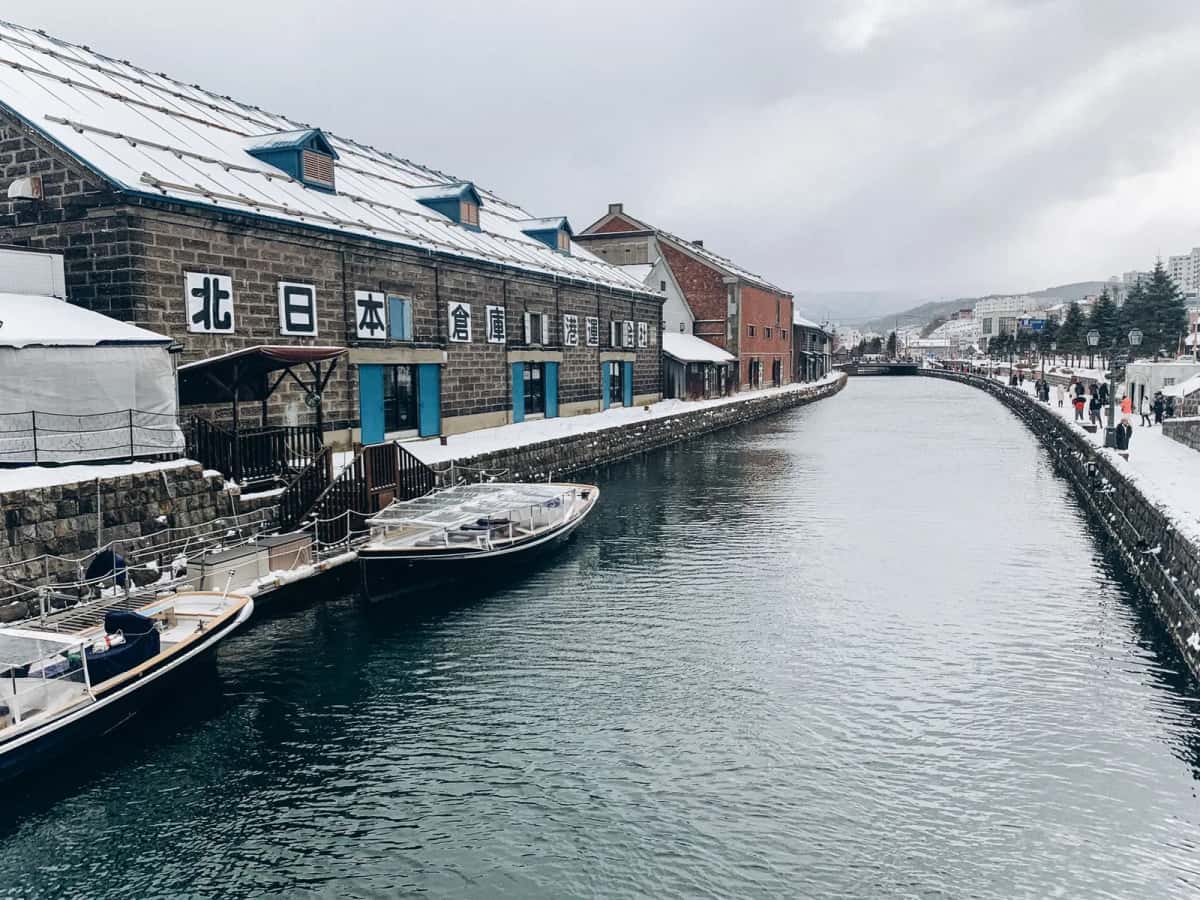 Le canal d'Otaru et ses entrepôts en pierre sous la neige
