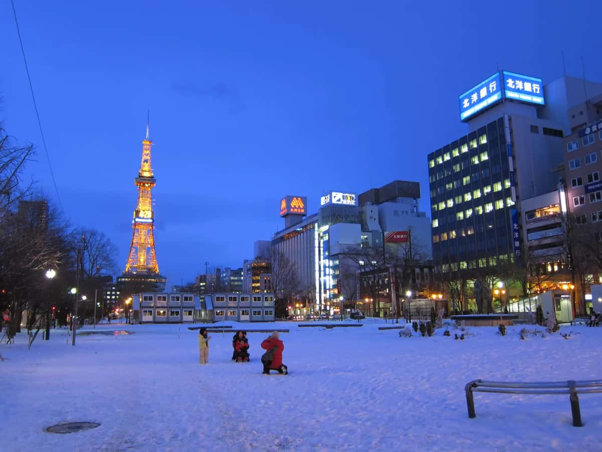Le parc Odori enneigé et la tour de télévision de Sapporo au crépuscule en hiver