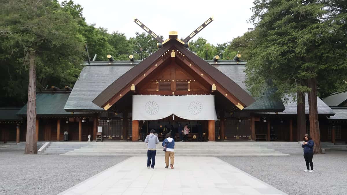 Le pavillon principal du sanctuaire Hokkaido-jingu, dans le parc Maruyama à Sapporo