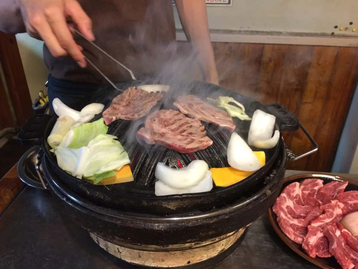Jingisukan : tranches d'agneau et légumes sur le gril bombé