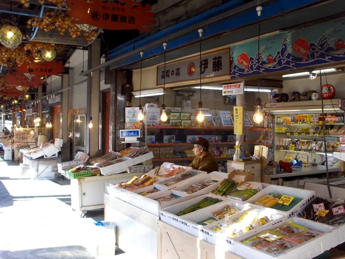 Étals de produits de la mer sous les auvents du marché Nijo, à Sapporo