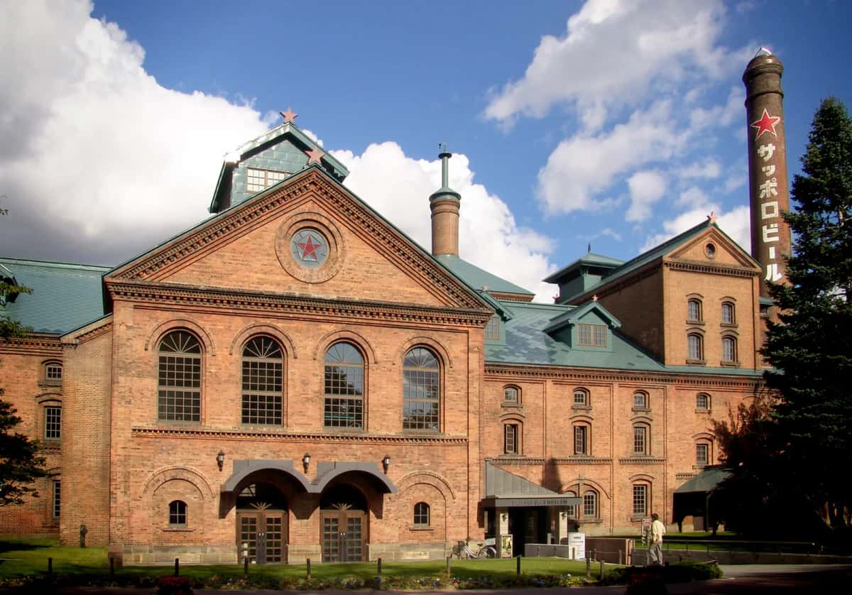 Le bâtiment en briques rouges du musée de la bière de Sapporo, avec sa cheminée à l'étoile