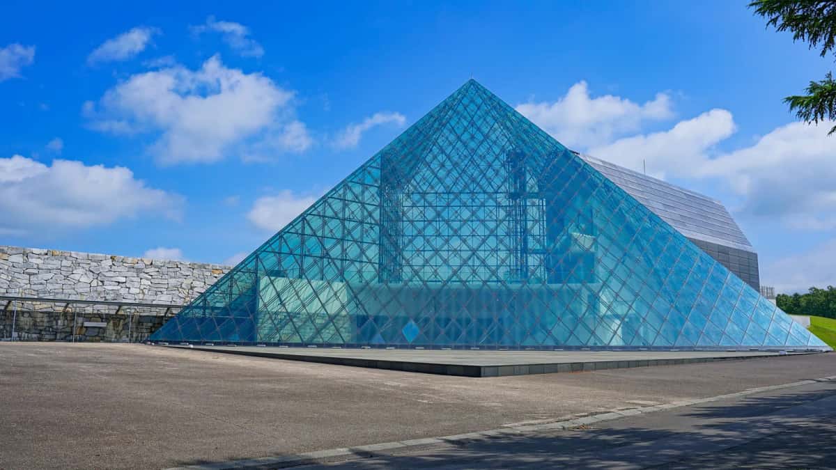 La pyramide de verre Hidamari du parc Moerenuma à Sapporo