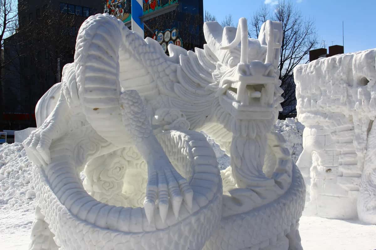 Sculpture de neige en forme de dragon au festival de la neige de Sapporo
