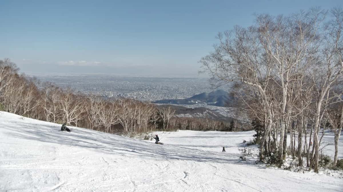 Une piste de Sapporo Teine avec vue sur la ville et la baie au loin