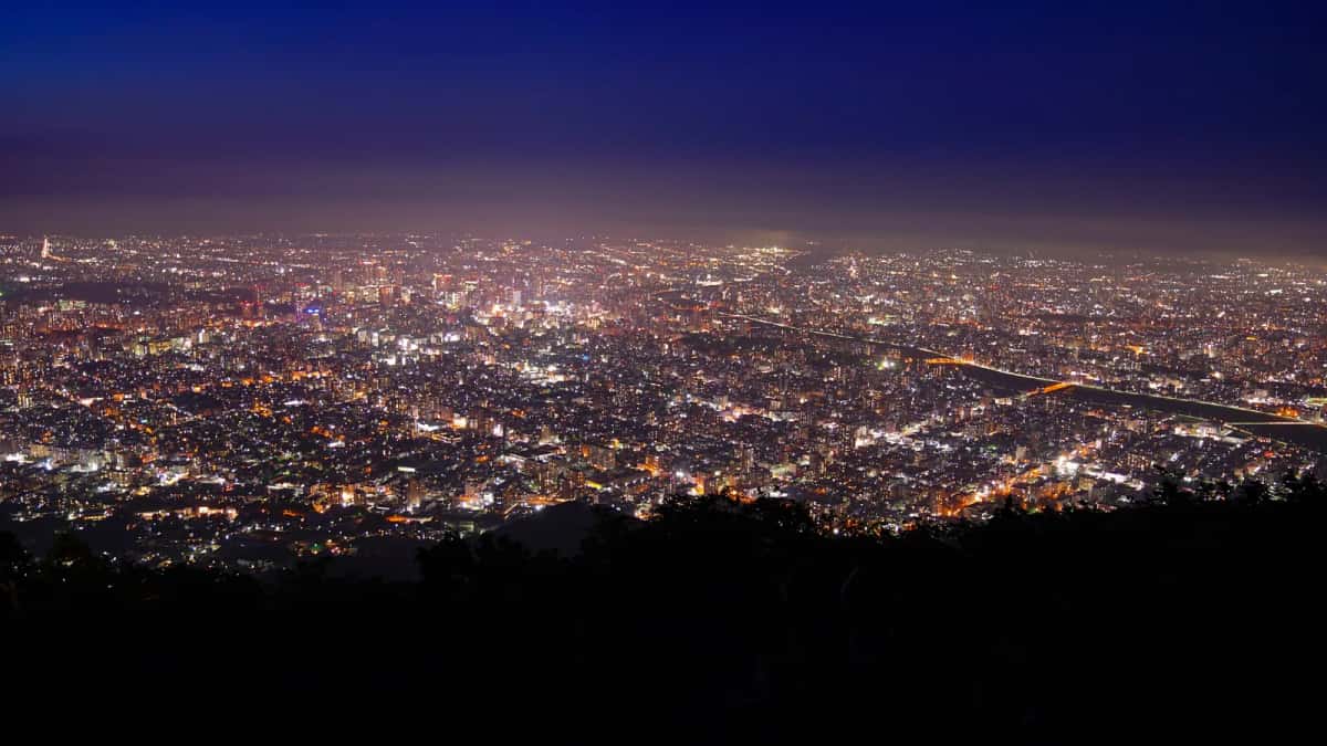 Vue nocturne sur les lumières de Sapporo depuis le sommet du mont Moiwa
