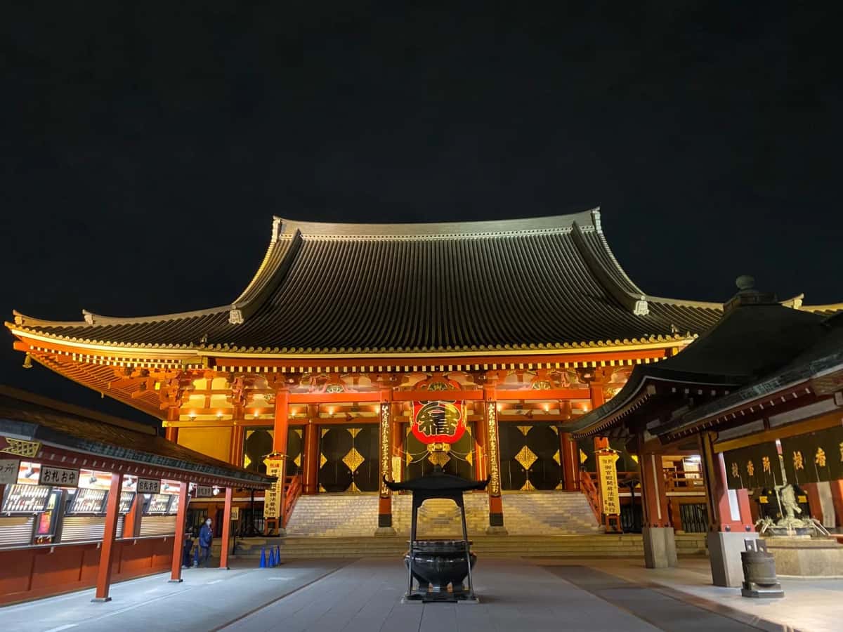 Le pavillon principal du Senso-ji éclairé le soir, avec le brûle-parfum jokoro devant