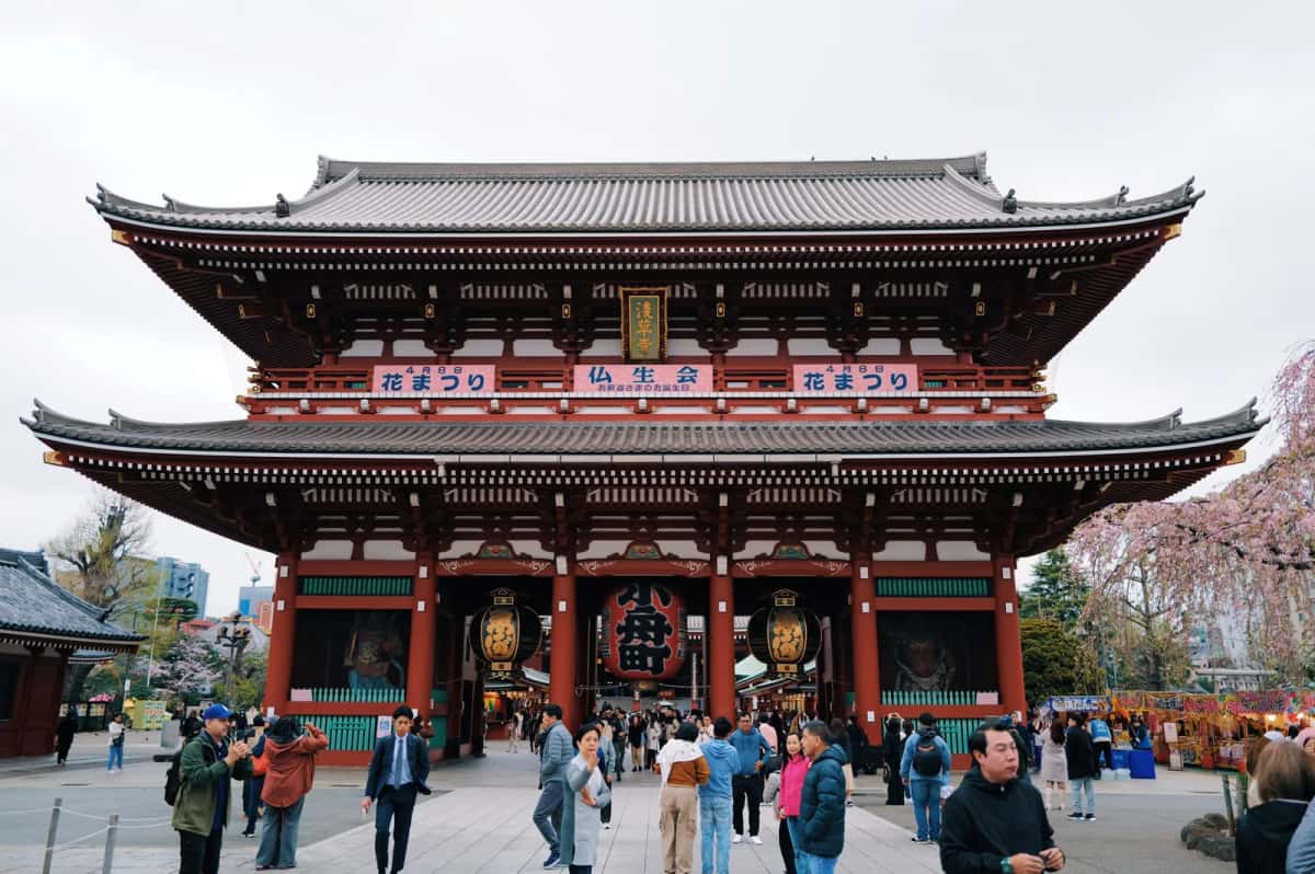 Le Hozomon du Senso-ji à Asakusa, porte rouge à deux étages avec sa lanterne