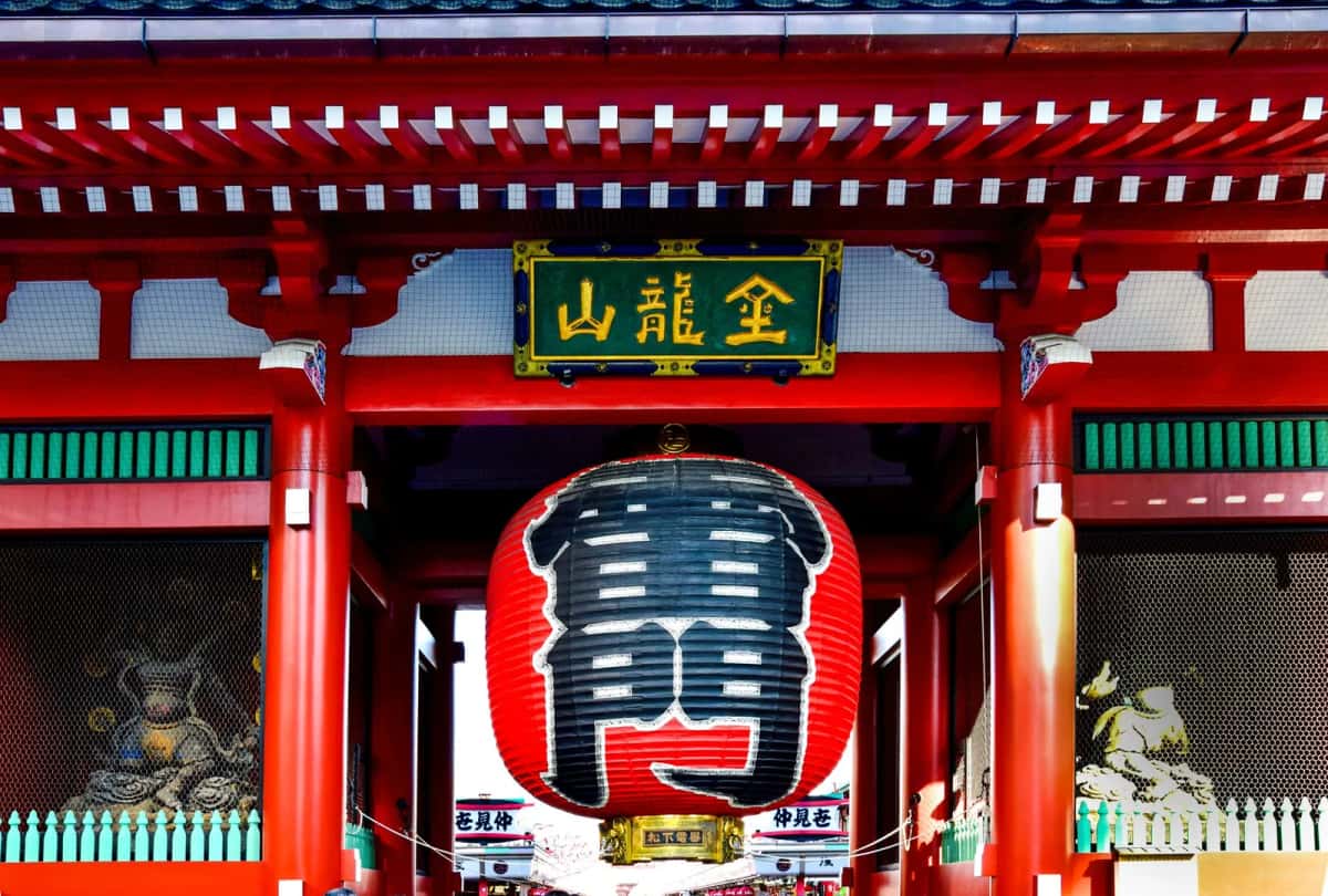 La grande lanterne rouge du Kaminarimon, porte d'entrée du temple Senso-ji à Asakusa