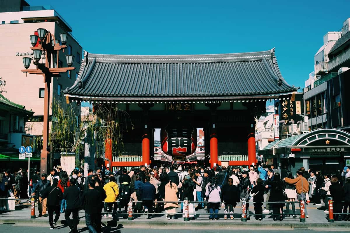 Le Kaminarimon, porte du Tonnerre du Senso-ji, vu de face avec sa lanterne rouge et la foule