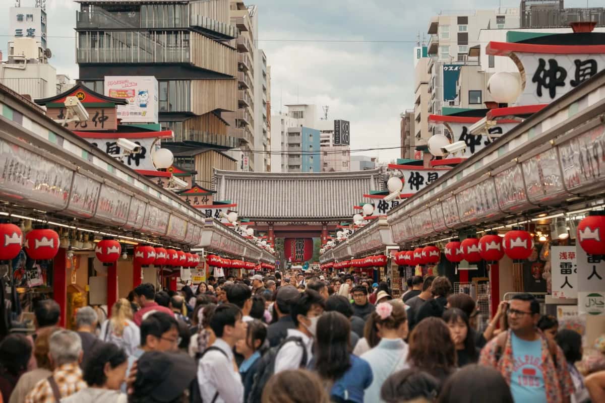 La rue Nakamise-dori bordée de boutiques et pleine de visiteurs, en direction du Hozomon du Senso-ji