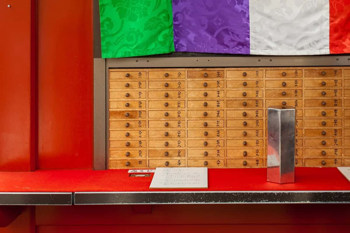 Les tiroirs numérotés à omikuji du Senso-ji, à Asakusa
