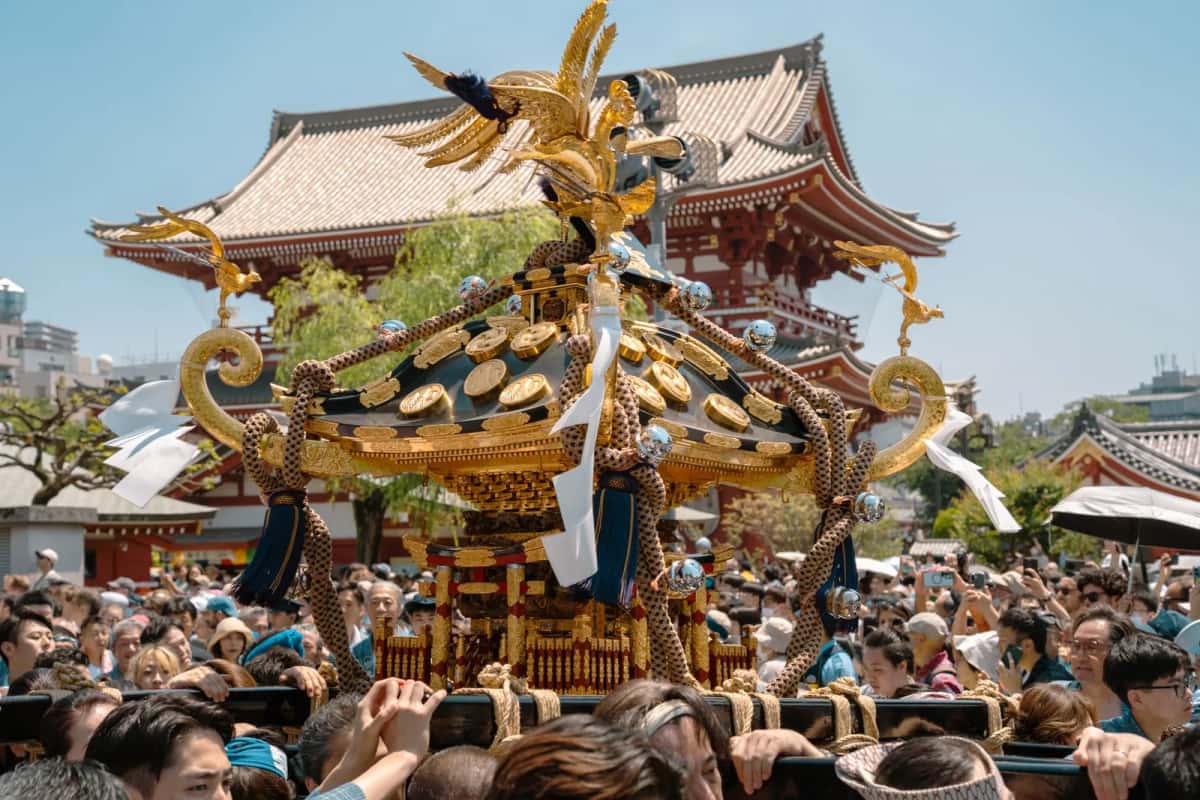 Un mikoshi doré porté dans les rues d'Asakusa, près du Senso-ji