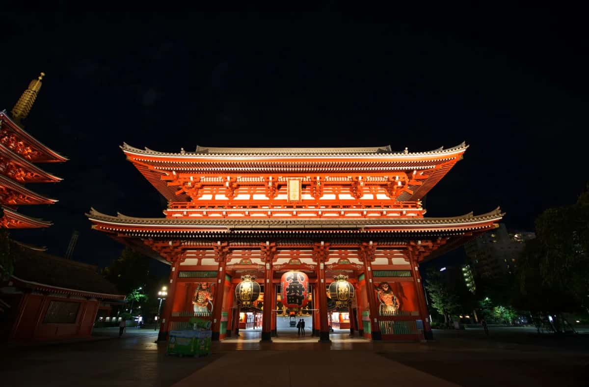 Le Senso-ji illuminé la nuit à Asakusa, avec la pagode et le Hozomon éclairés