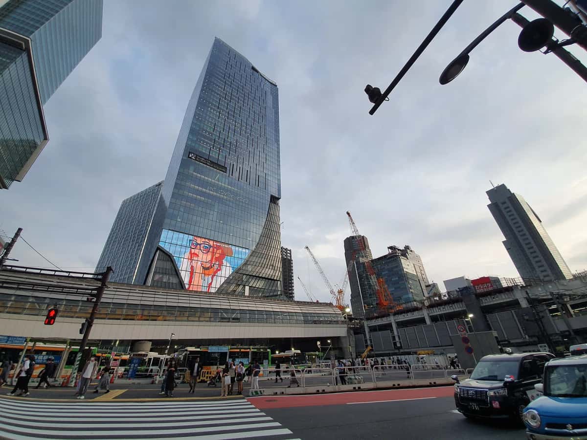 La tour de verre Shibuya Scramble Square au-dessus de la gare de Shibuya, vue depuis la rue