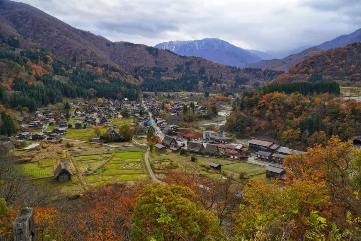 Vue sur le village de Shirakawa-go et ses fermes gassho depuis le belvédère des ruines du château d'Ogimachi