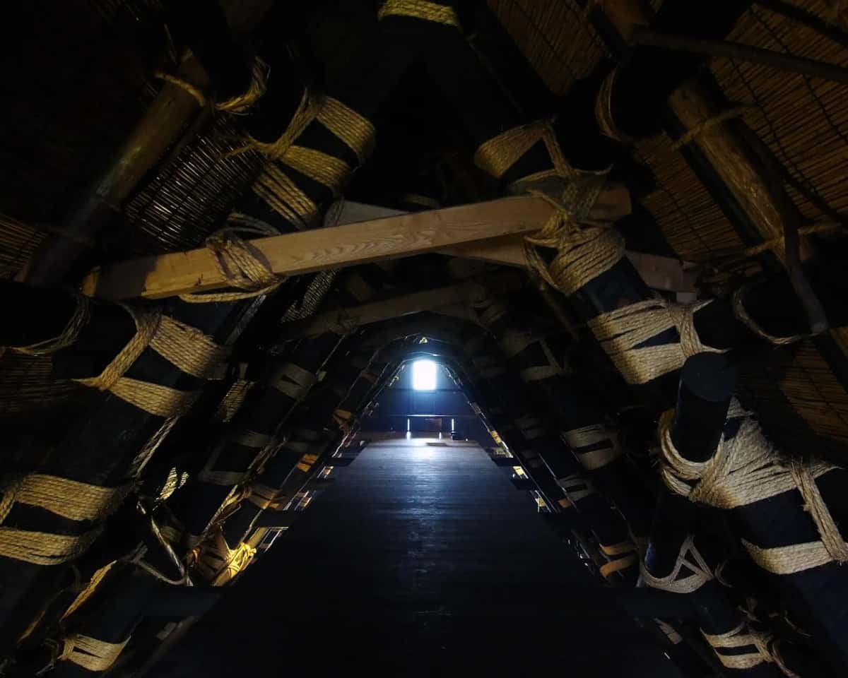 Charpente en bois assemblée sans clou et cordes de paille dans le grenier d'une ferme gassho de Shirakawa-go