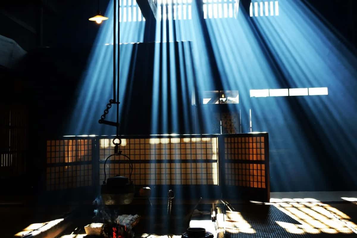 Foyer irori au sol dans la pièce principale d'une ferme gassho, à Shirakawa-go