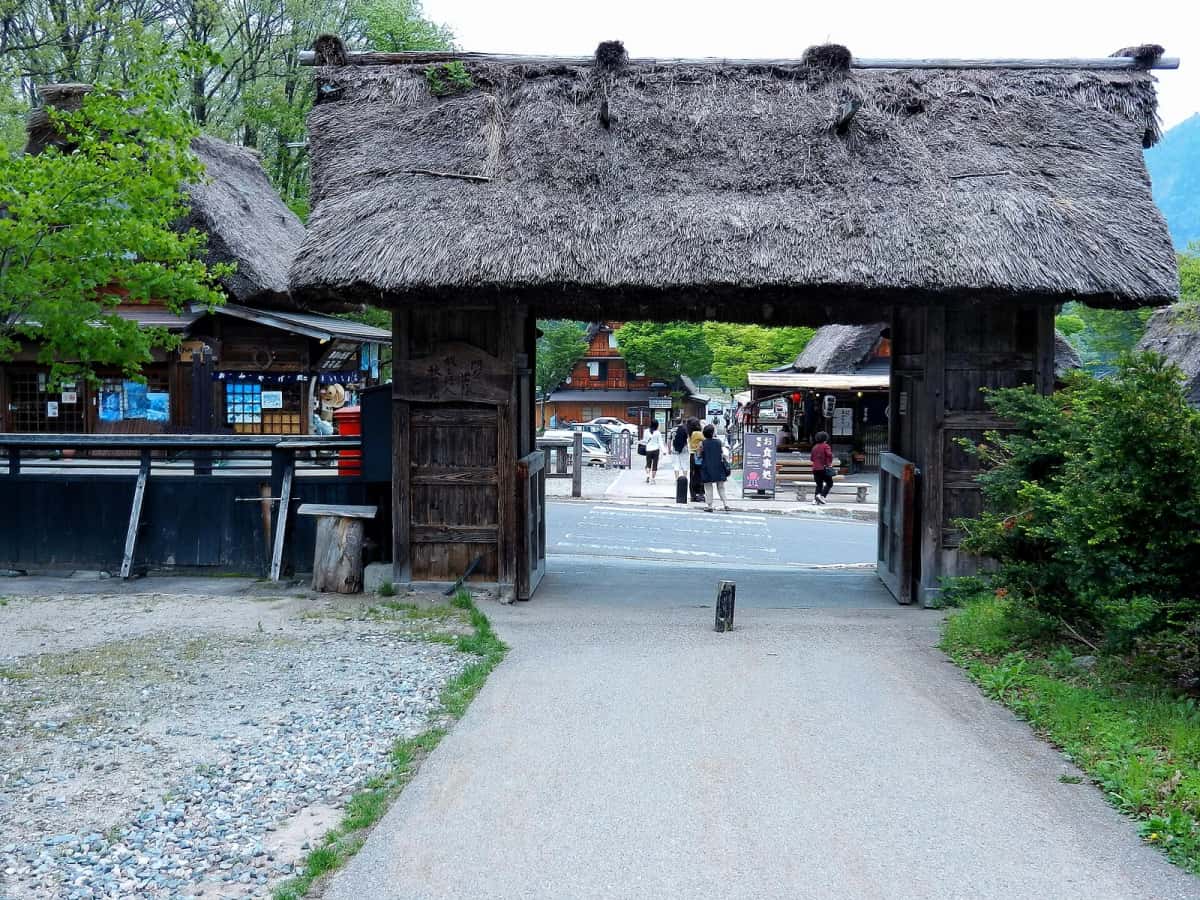 Fermes gassho-zukuri déplacées et remontées au musée en plein air Gassho-zukuri Minka-en de Shirakawa-go