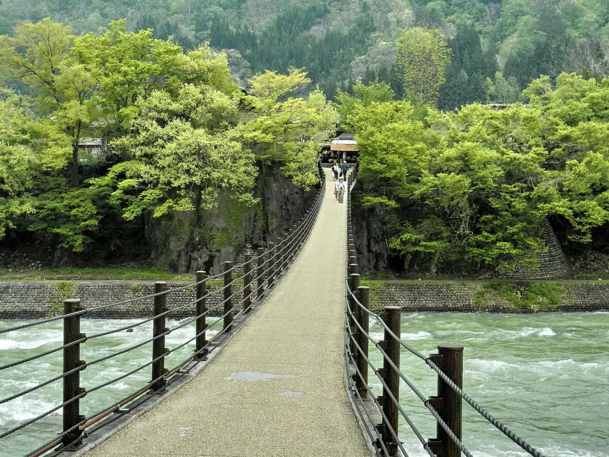 La passerelle suspendue Deai-bashi au-dessus de la rivière Sho, à l'entrée de Shirakawa-go