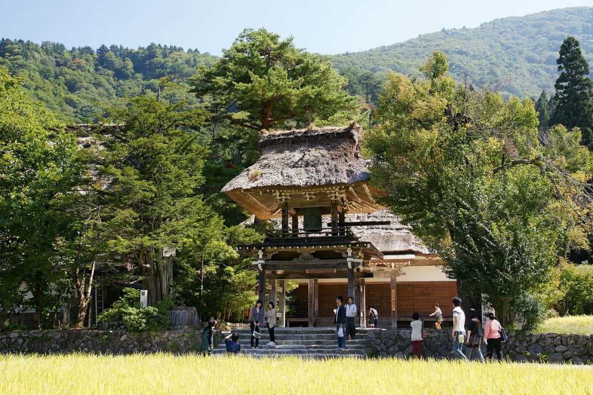 Le temple Myozen-ji de Shirakawa-go, avec son clocher et son bâtiment couverts de chaume