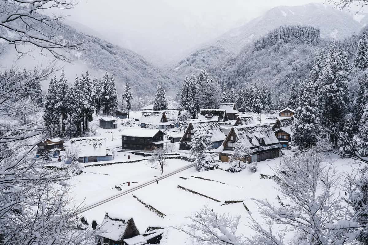 Fermes gassho-zukuri aux toits de chaume du village d'Ainokura, à Gokayama, sous la neige