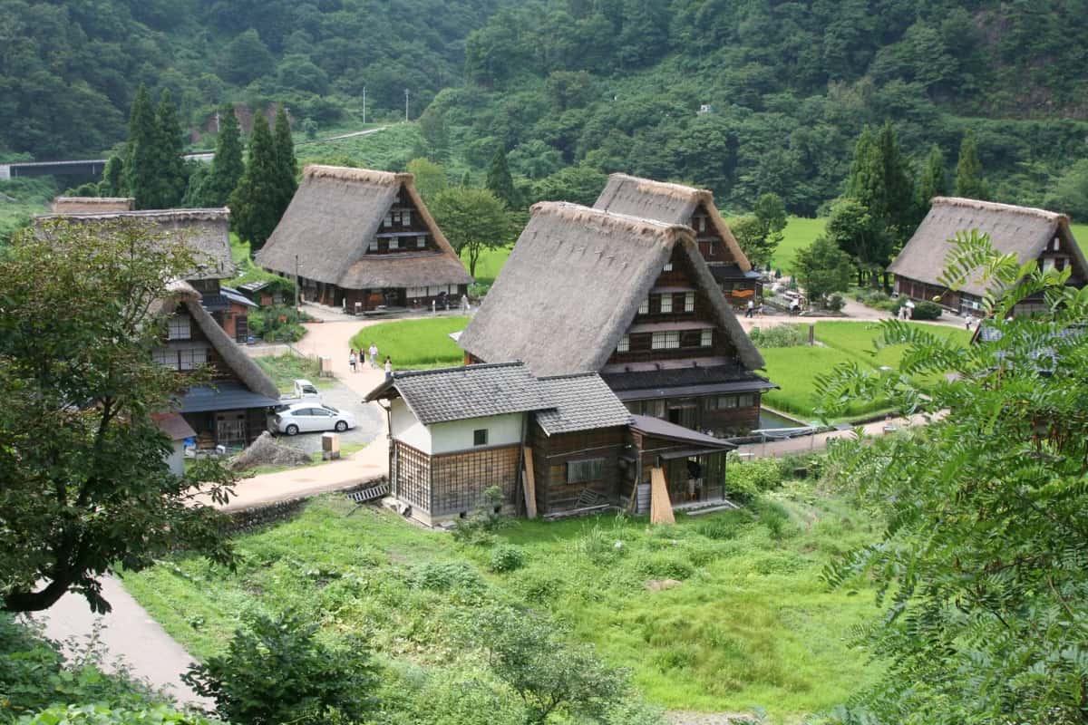 Le hameau de Suganuma à Gokayama, ses fermes aux toits de chaume dans une boucle de la rivière Sho